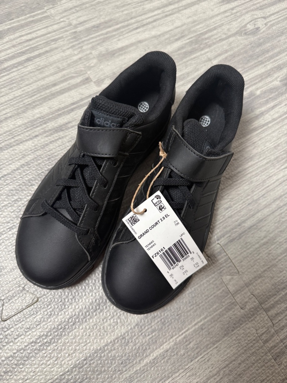 NWT adidas  Men’s Low-Top No Tie Sneakers Size 3